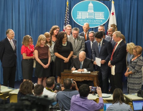 美國加州州長Jerry Brown於2018年9月10日在首府簽署加州潔淨能源法案(詳述如內文)