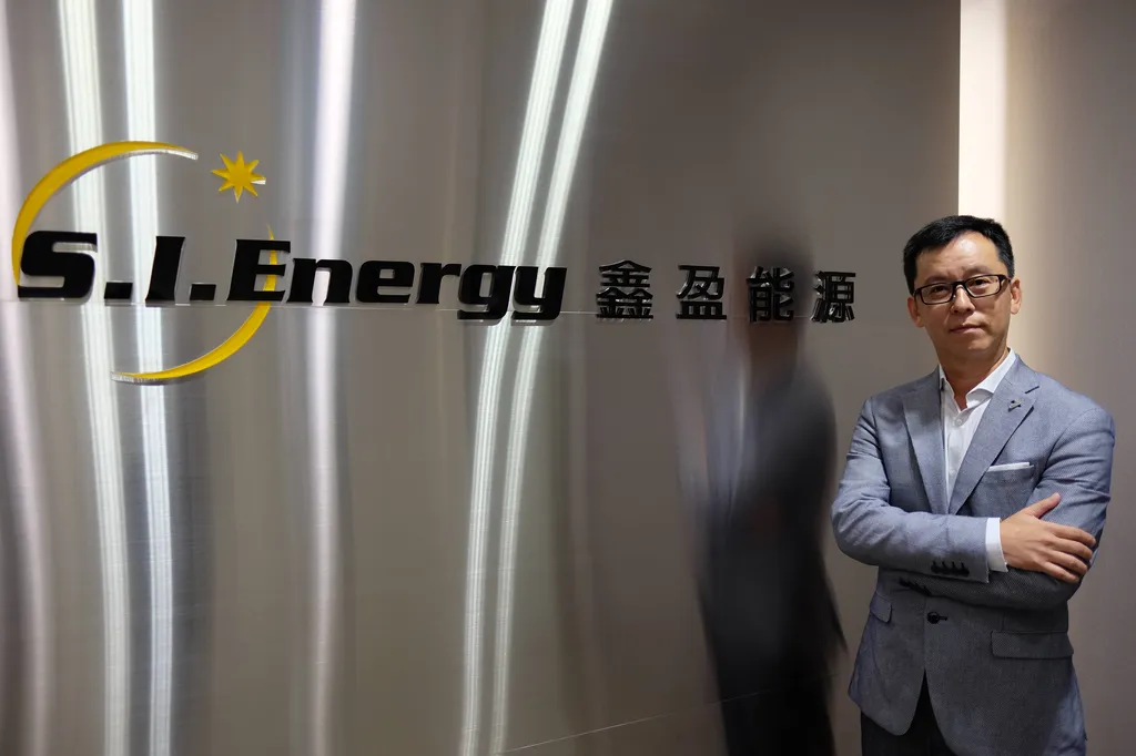 【就業新市場】陽光「男」的綠能游牧歲月：專訪鑫盈能源公司執行長徐嘉男